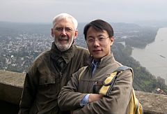 Karl Neumann mit einem Freund aus China